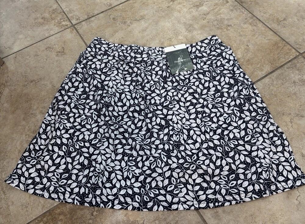Women’s Golf Skort Leaf Print Navy White Built In Shorts Size L NWT Athletic